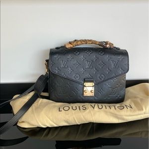 100% Authentic Louis Vuitton POCHETTE METIS black